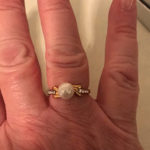 Pearl and rhinestone ring new without tags, size 7 1/2, gold tone setting - Picture 2 of 6